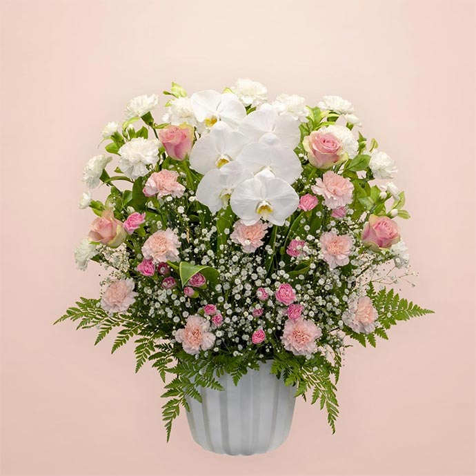 白やピンクの花を使用した供花2