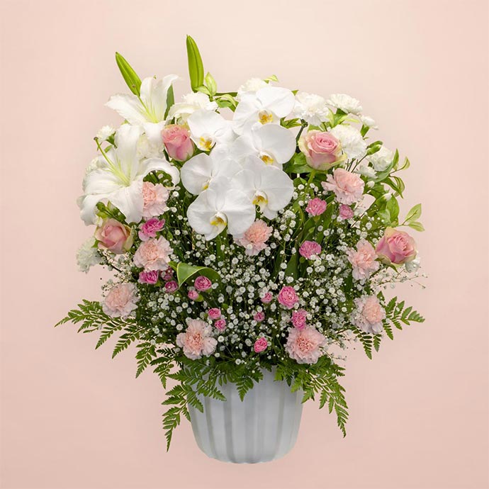 白やピンクの花を使用した供花3