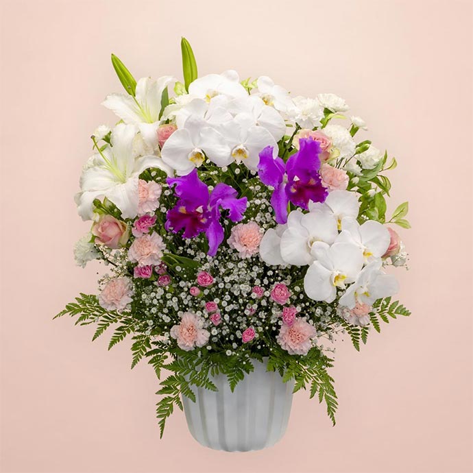 白やピンクの花を使用した供花4