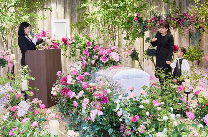 ピンクや白など色とりどりのお花を使用した家族葬風景