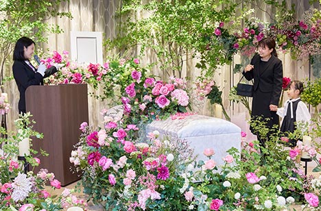 ピンクや白など色とりどりのお花を使用した葬儀風景